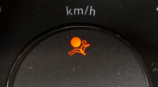Voyant airbag qui clignote sur un tableau de bord Nissan, signalant un problème potentiel avec le système de sécurité.