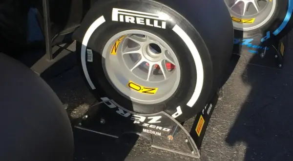 Pneus Pirelli P Zero sur jantes OZ, prêts pour la course. Un pneu rechapé interdit en France, mais ici, c'est la performance qui compte.