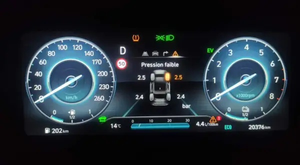 Tableau de bord Hyundai Kona affichant "Pression faible" et les pressions des pneus. Il faut réinitialiser pression pneu hyundai kona.
