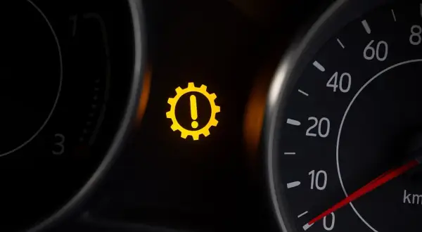 Voyant jaune : roue crantée avec un point d'exclamation. Alerte de dysfonctionnement du moteur ou de la transmission.