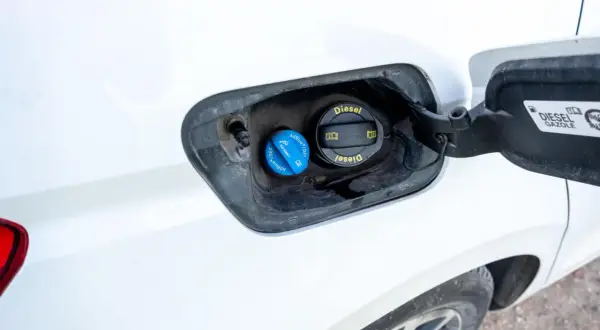 Bouchon du réservoir AdBlue sur une Citroën C3. Le réservoir AdBlue c3 combien de litre est indiqué sur le manuel du véhicule.