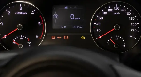 Tableau de bord d'une voiture : le 307 ne démarre pas, batterie ok. Voyants allumés : batterie, huile, frein, moteur. 70045 km.