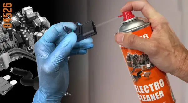 Nettoyage du capteur de pression de suralimentation avec un spray nettoyant pour composants électroniques.