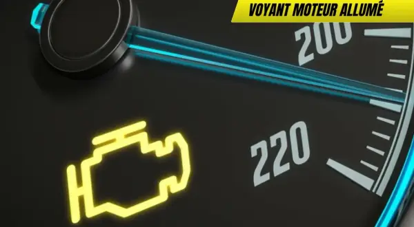 Le voyant moteur allumé, symbole de pollution, clignote sur le tableau de bord. Le compteur indique 200 km/h.