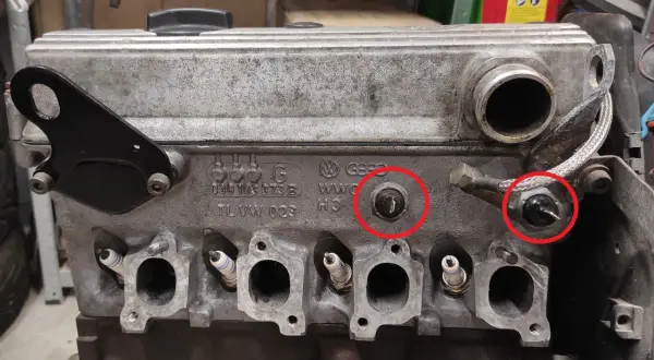 Moteur Volkswagen, deux capteurs sont encerclés. L'un d'eux est ou se trouve le capteur pression d'huile.