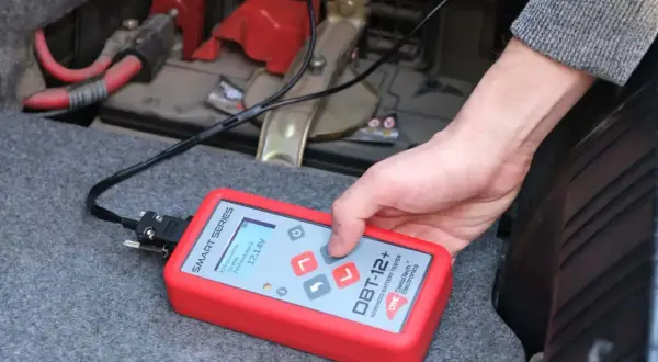 Testez votre batterie avec un appareil pour savoir si une batterie ne tient plus la charge. L'écran affiche 12.14V.