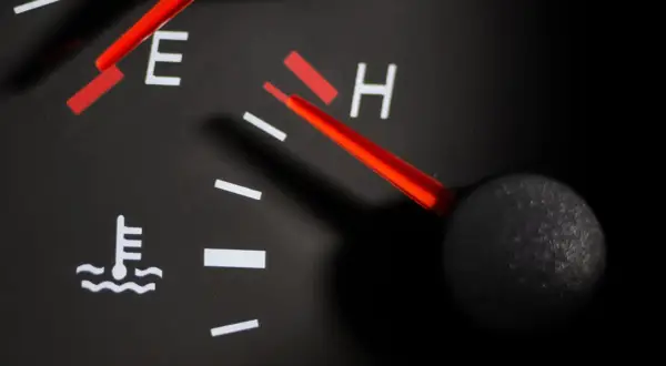 Indicateur de température du liquide de refroidissement du moteur. Le logo du thermomètre est visible, la jauge est proche de "H" (chaud).
