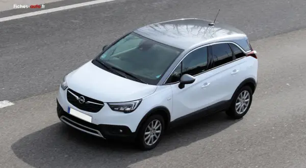 Opel Crossland X blanc et gris, vu de dessus, sur la route. Une campagne de rappel est peut-être en cours pour ce modèle.