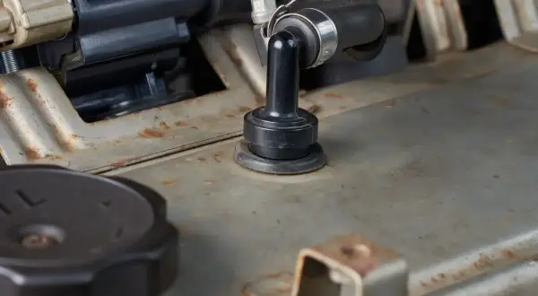 Détail du reniflard d'huile sur un moteur BMW, potentiellement bouché, causant des symptômes.
