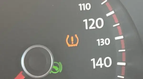 Voyant pression pneu Volkswagen allumé. Le tableau de bord indique une anomalie.