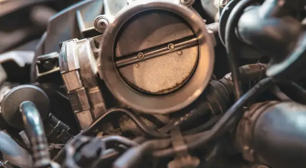 Le boîtier papillon sur un diesel contrôle le flux d'air, essentiel pour une combustion optimale.