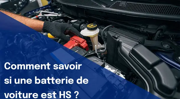 Main d'un mécanicien travaillant sur le compartiment moteur d'une voiture, vérifiant la batterie. Le texte indique "Comment savoir si une batterie de voiture est HS ?".