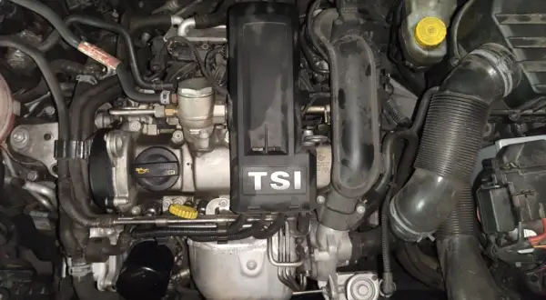 Moteur TSI 90cv d'une Polo. Le système de distribution est à chaîne, pas à courroie.