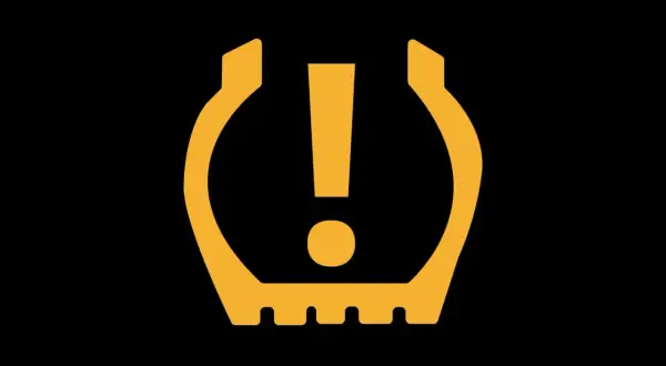 Voyant pression pneu reste allumé Toyota Yaris : le témoin jaune en forme de pneu crevé avec un point d'exclamation indique un problème de sous-gonflage.