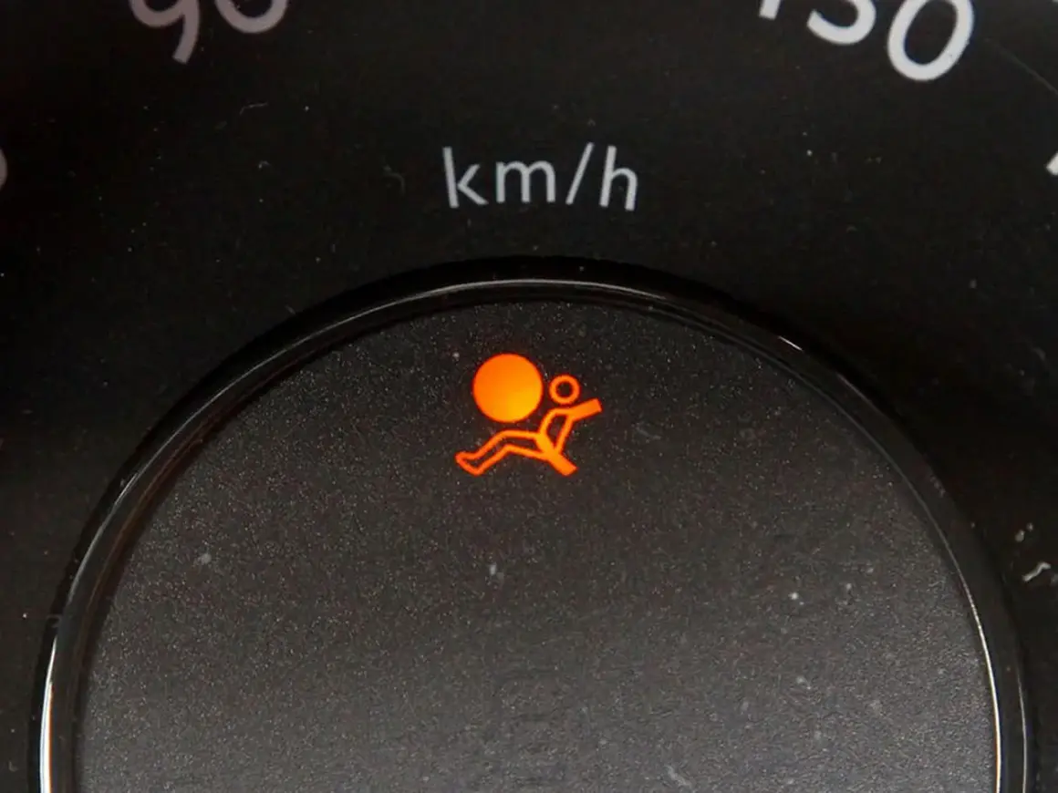 Voyant airbag qui clignote sur un tableau de bord Nissan, signalant un problème potentiel avec le système de sécurité.