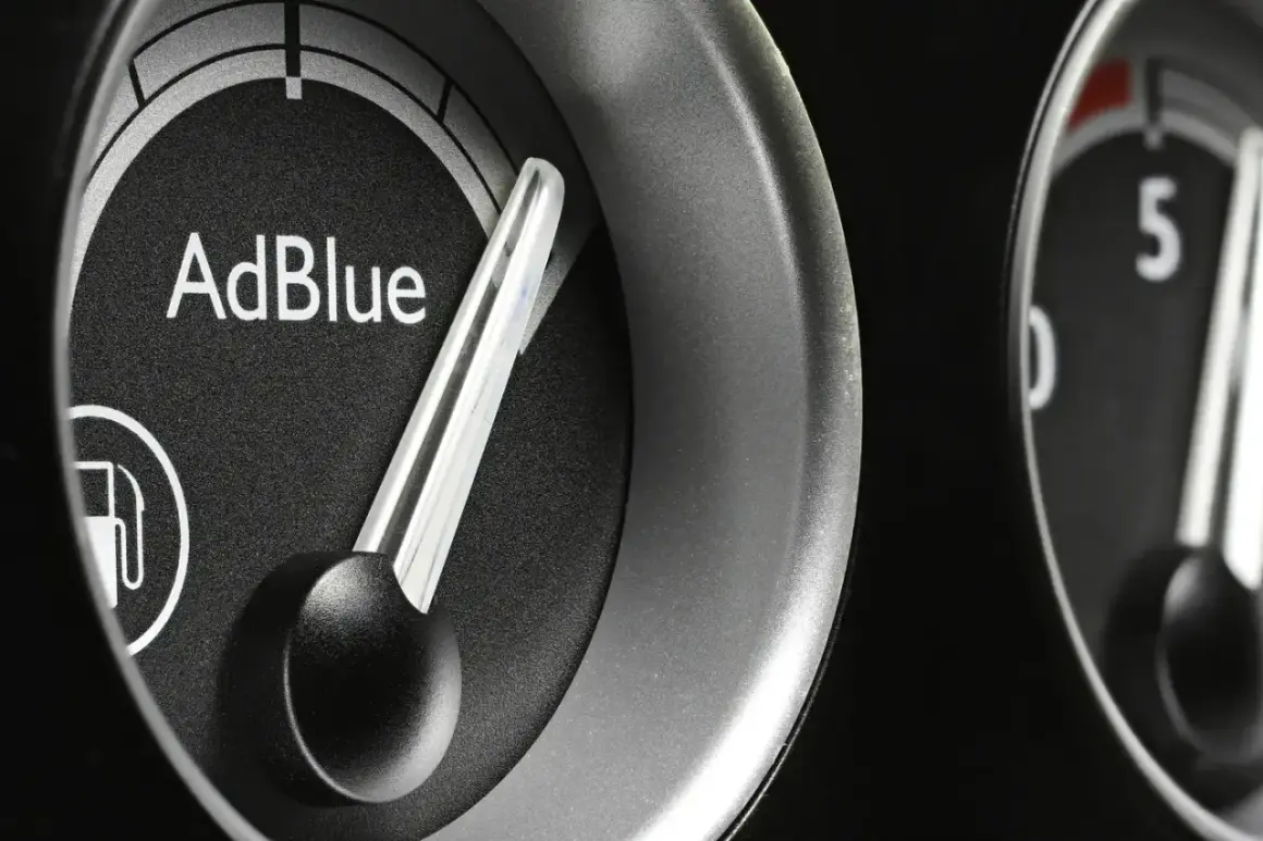 Indicateur AdBlue presque plein, prêt pour le trafic. La jauge de capacité réservoir AdBlue trafic 3 est bien visible.