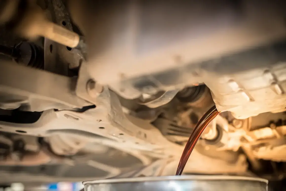 L'huile usagée s'écoule d'un moteur, signe qu'un vidange dépassé de 5000 km est nécessaire.