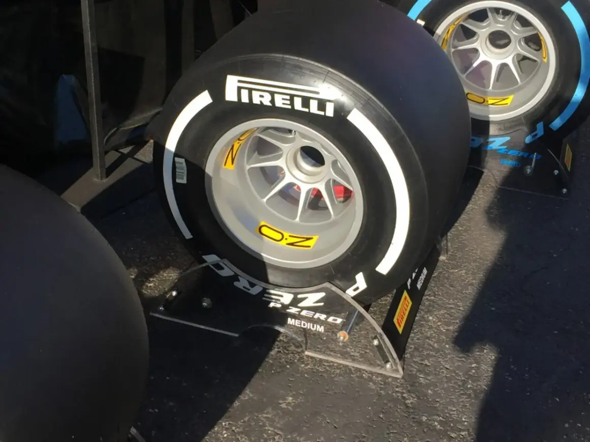 Pneus Pirelli P Zero sur jantes OZ, prêts pour la course. Un pneu rechapé interdit en France, mais ici, c'est la performance qui compte.