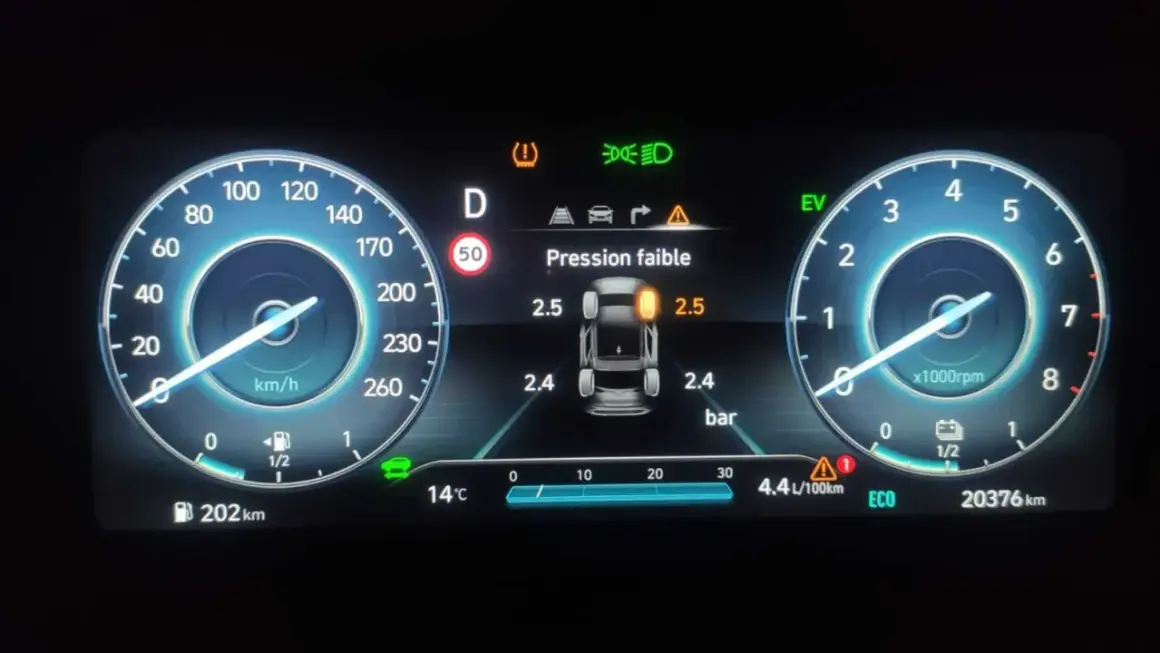 Tableau de bord Hyundai Kona affichant "Pression faible" et les pressions des pneus. Il faut réinitialiser pression pneu hyundai kona.