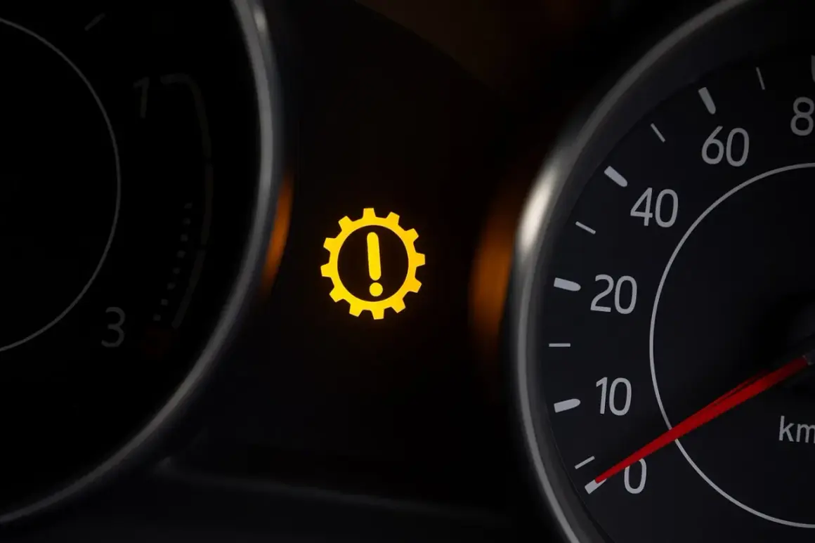 Voyant jaune : roue crantée avec un point d'exclamation. Alerte de dysfonctionnement du moteur ou de la transmission.