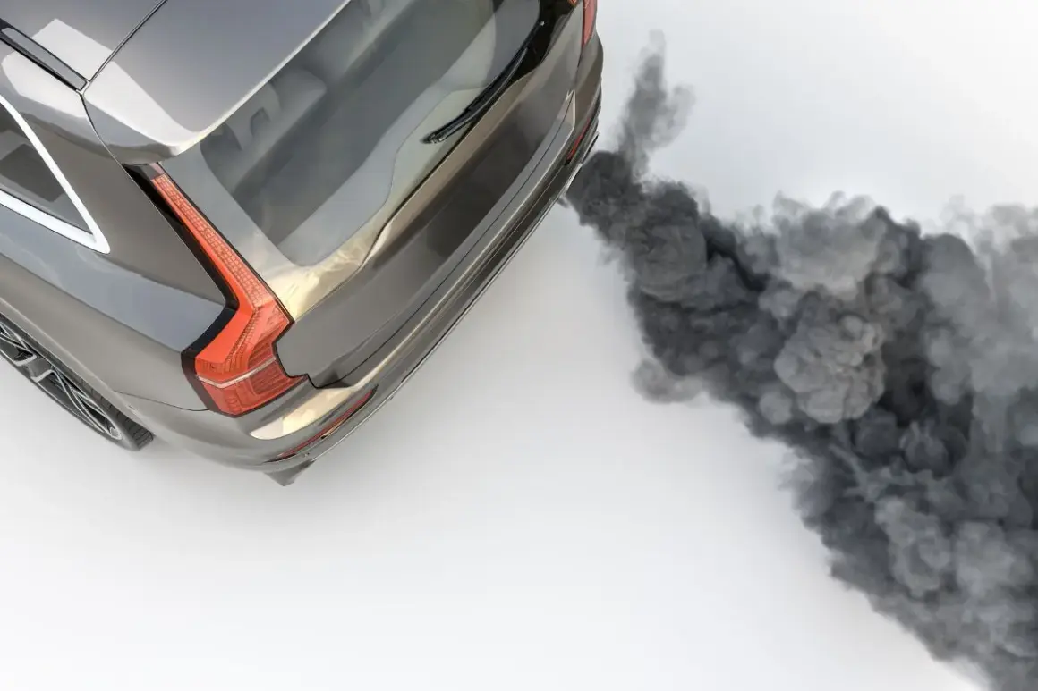 Une voiture qui fume noir à l'accélération diesel, libérant un nuage épais.