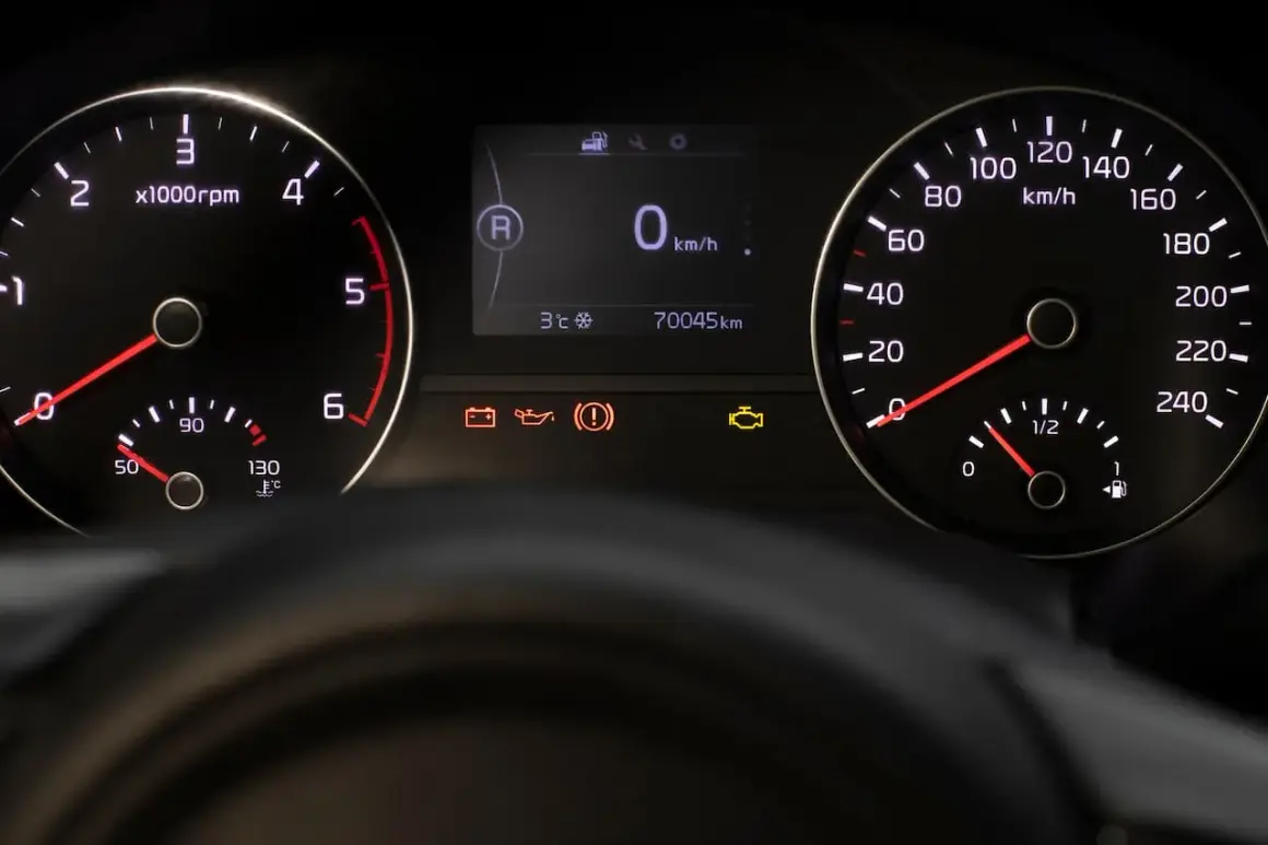 Tableau de bord d'une voiture : le 307 ne démarre pas, batterie ok. Voyants allumés : batterie, huile, frein, moteur. 70045 km.
