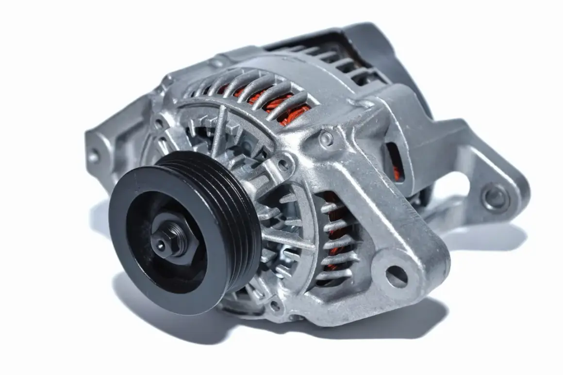 Un alternateur de voiture, pièce essentielle pour qu'est ce qu'un alternateur, convertit l'énergie mécanique en électricité pour charger la batterie et alimenter les systèmes.