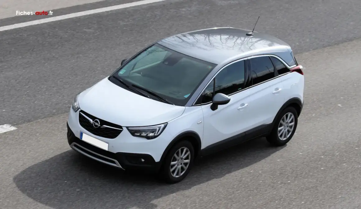 Opel Crossland X blanc et gris, vu de dessus, sur la route. Une campagne de rappel est peut-être en cours pour ce modèle.