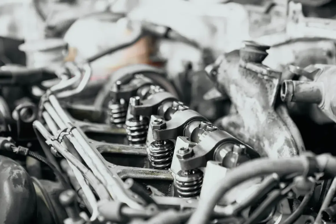 Mécanisme de moteur avec des culbuteurs et des ressorts, possible fuite de gasoil au niveau des injecteurs.