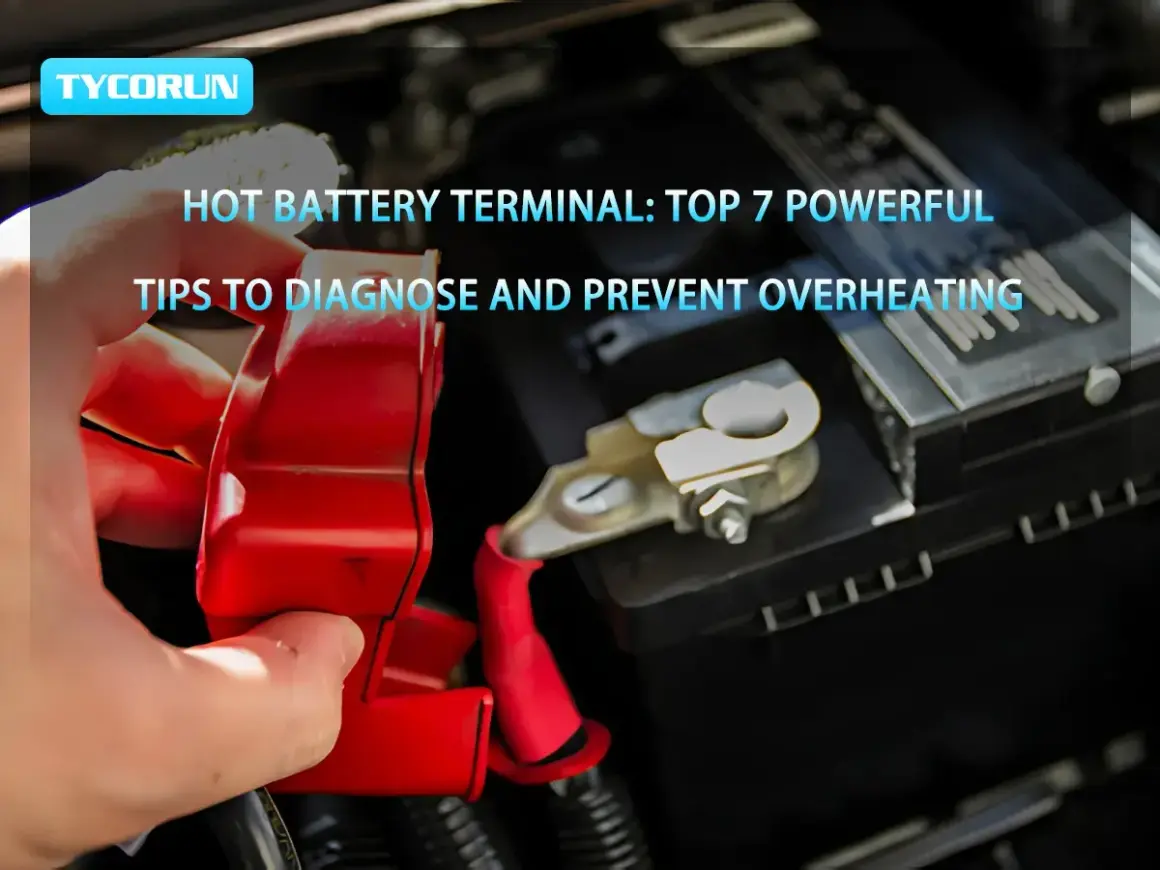 Main d'une personne tenant un cache rouge sur une borne de batterie de voiture, suggérant une batterie qui chauffe. Conseils pour diagnostiquer et prévenir la surchauffe.