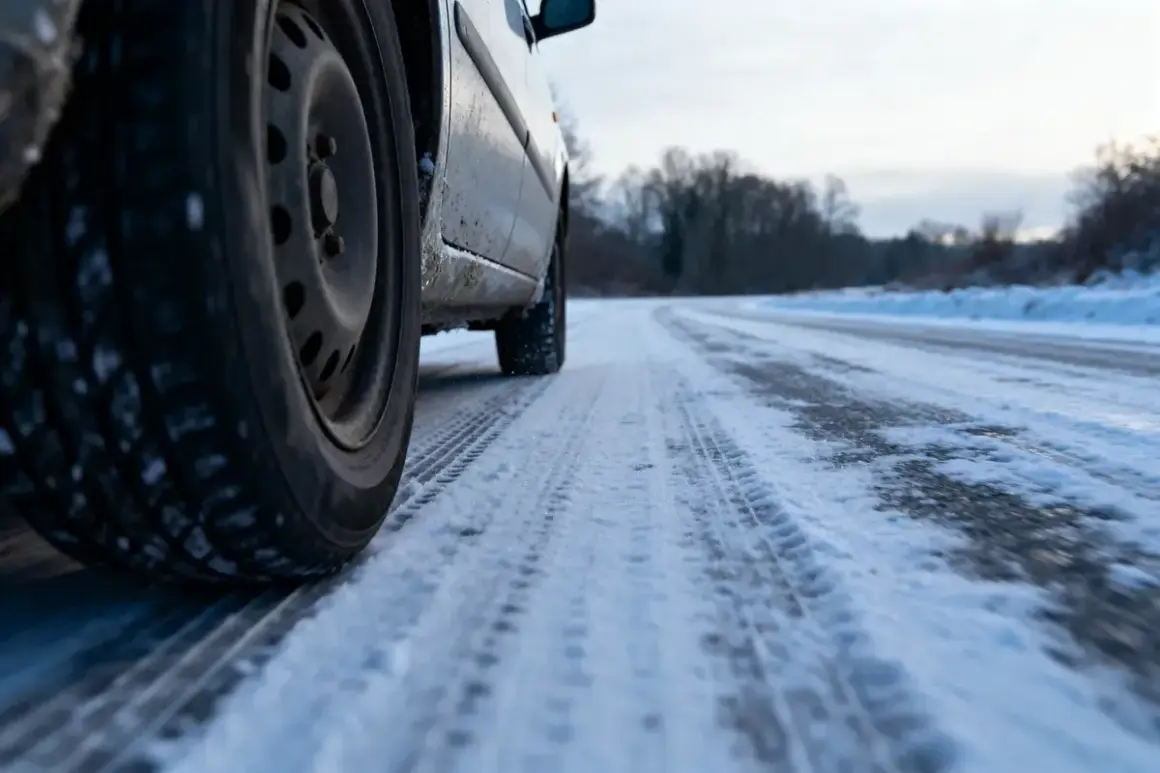 Pneus 4 saisons sur route enneigée. Ils glissent, montrant pourquoi les pneus 4 saisons sont à éviter en hiver pour votre sécurité.