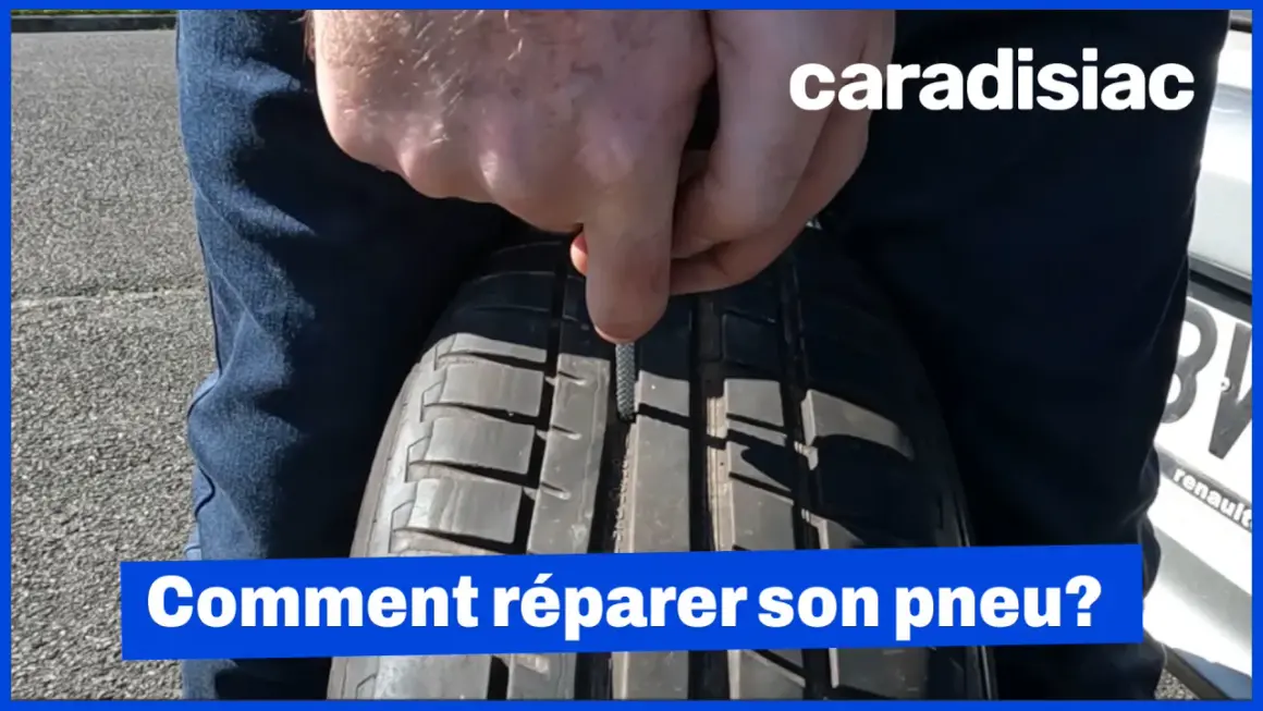 Un homme utilise un outil pour insérer une mèche dans un pneu. La réparation pneu mèche est interdite sur le flanc.