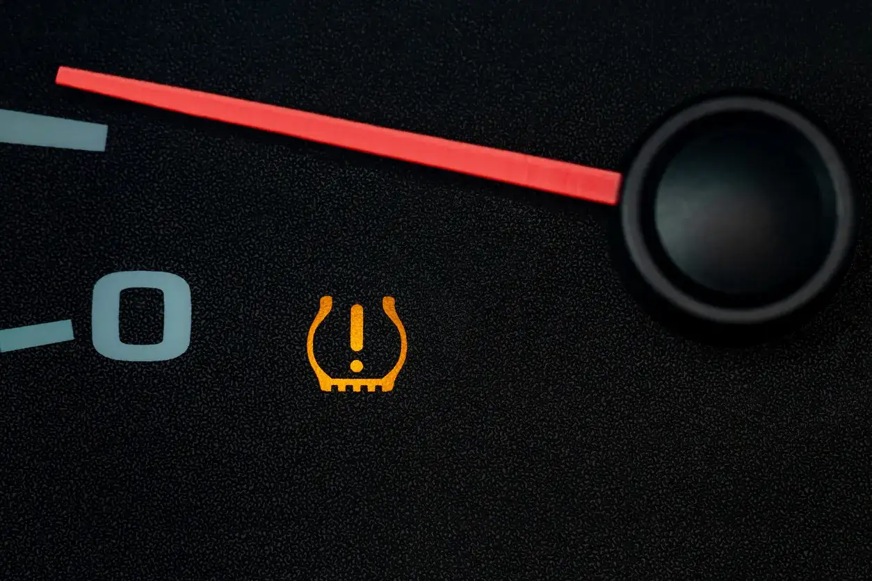 Voyant pression pneu Toyota Aygo X allum&eacute;. Le t&eacute;moin orange indique un probl&egrave;me de gonflage.