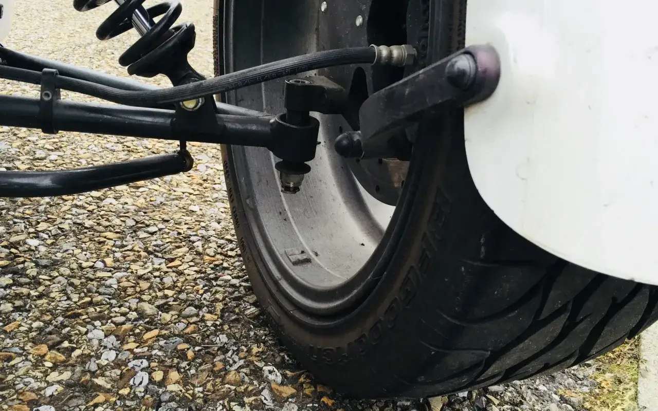 Suspension et pneu de véhicule. Un pneu bruyant cause peut être dû à une usure irrégulière ou à un problème de suspension.