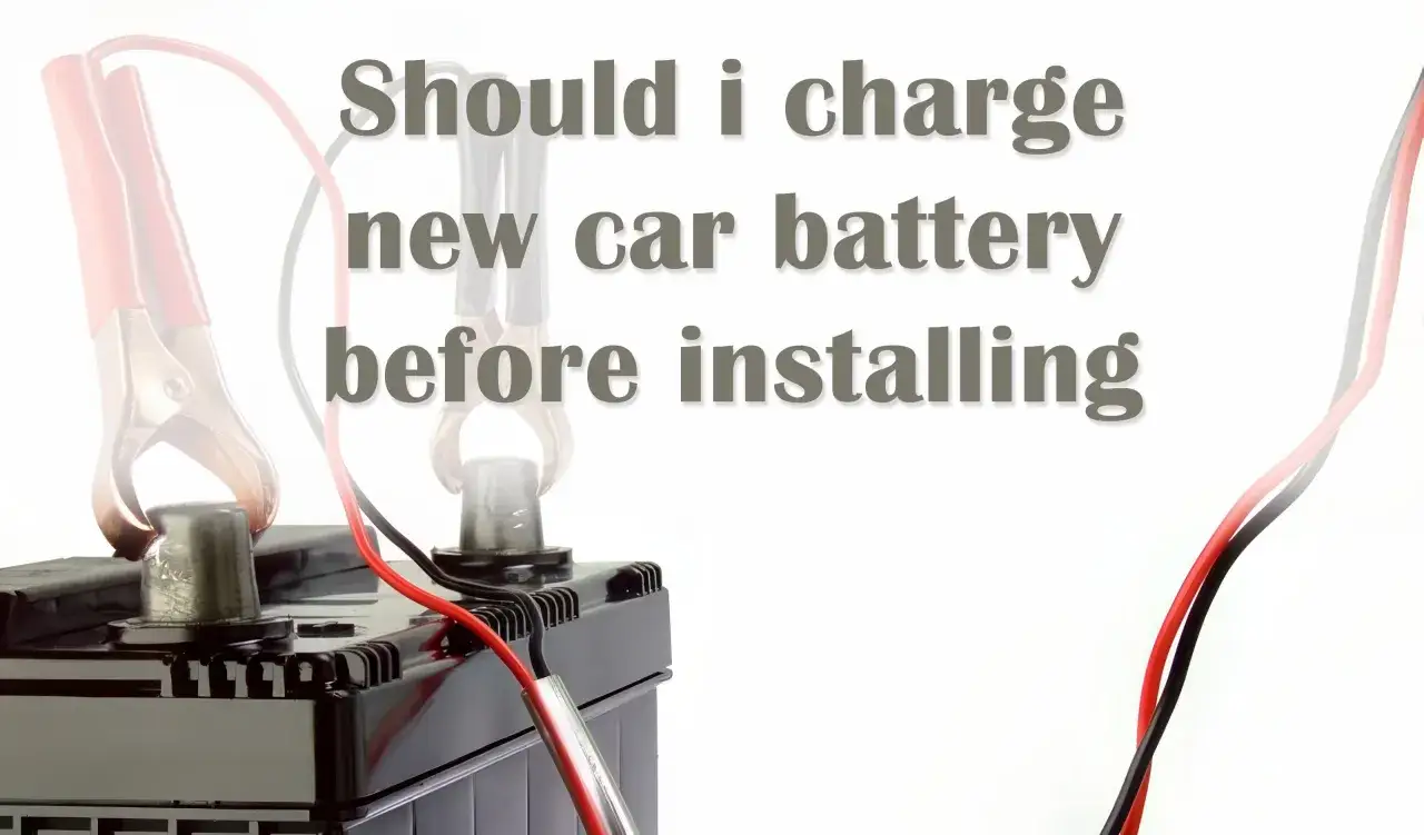 Pinces de démarrage connectées à une batterie de voiture neuve.