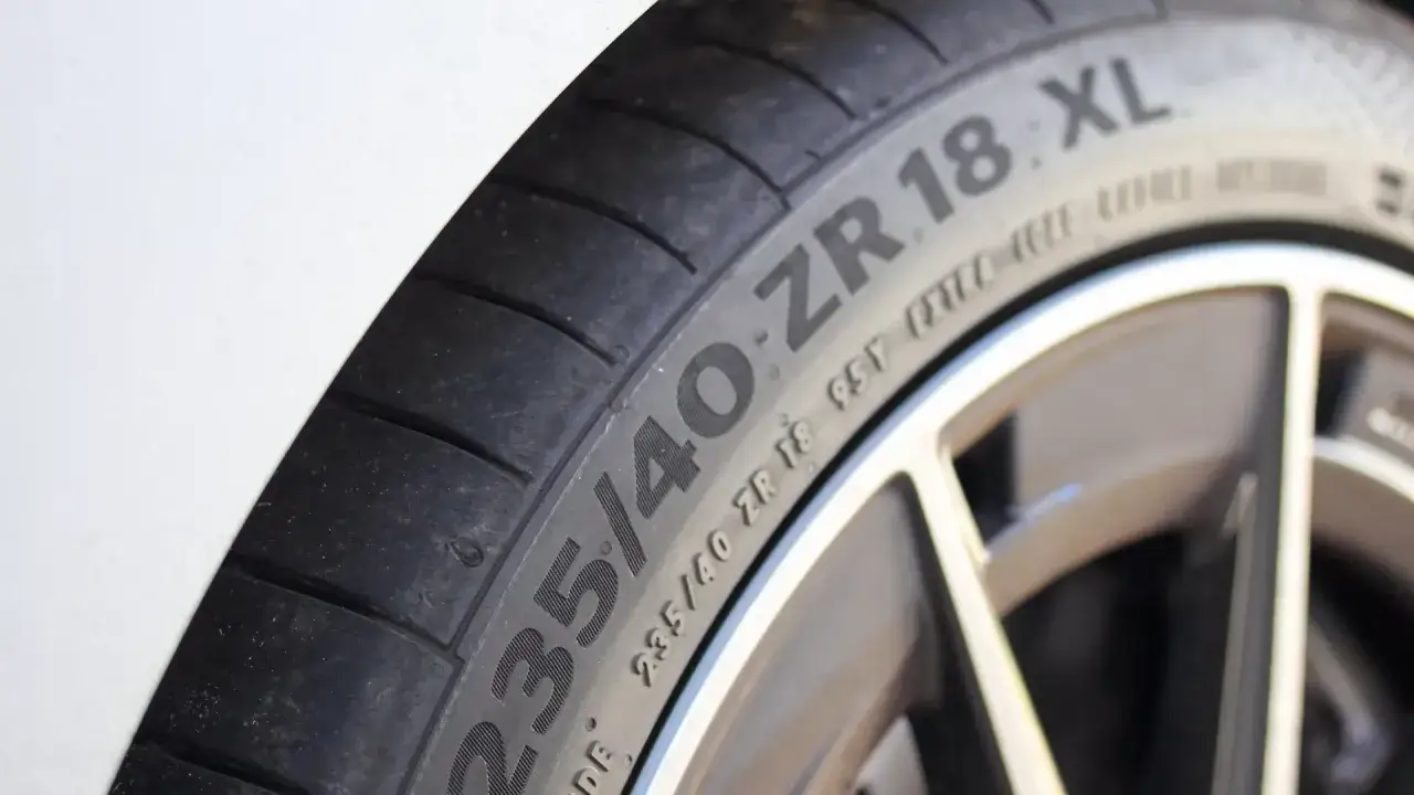 Un pneu XL, c'est quoi ? Ce pneu 235/40 ZR 18 XL est con&ccedil;u pour supporter une charge plus lourde, id&eacute;al pour les v&eacute;hicules performants.