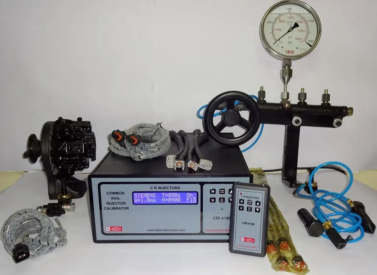 Ensemble pour tester injecteur : calibrateur, manom&egrave;tre, pompe et t&eacute;l&eacute;commande.