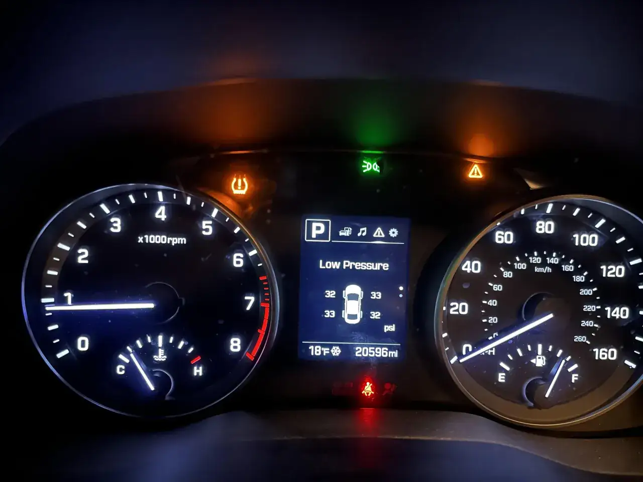 Tableau de bord Hyundai Kona avec voyant de basse pression des pneus allumé. Il est temps de réinitialiser la pression des pneus.