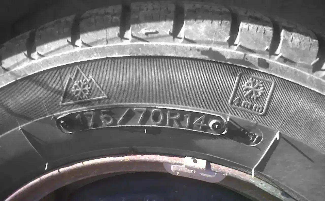 Gros plan sur un pneu 3PMSF, taille 175/70R14, prêt pour l'hiver.