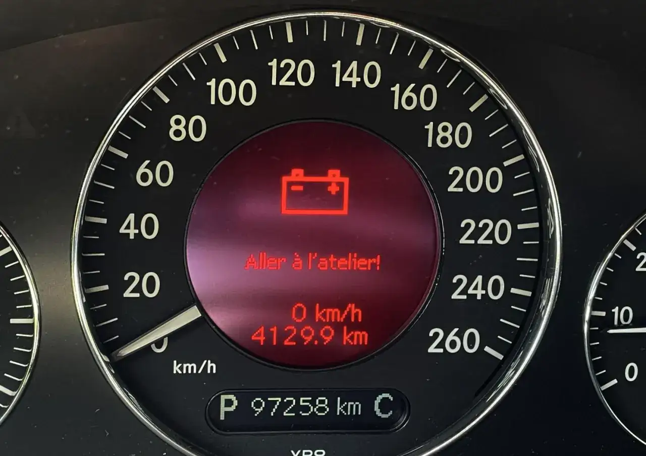 Voyant batterie allum&eacute; avec batterie neuve, indiquant 