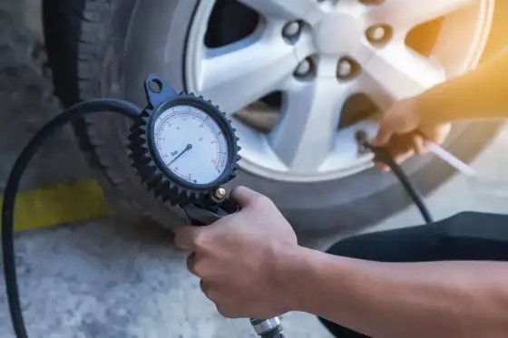 Pression des pneus à chaud ou à froid, quelle règle suivre ?