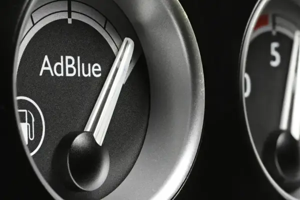 Indicateur AdBlue presque plein, prêt pour le trafic. La jauge de capacité réservoir AdBlue trafic 3 est bien visible.