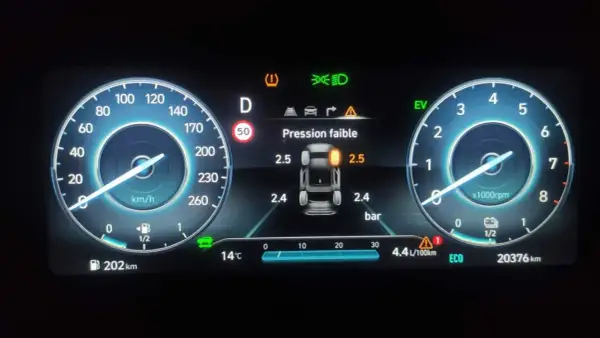 Tableau de bord Hyundai Kona affichant "Pression faible" et les pressions des pneus. Il faut réinitialiser pression pneu hyundai kona.
