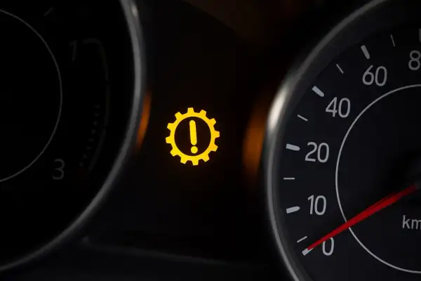 Voyant jaune : roue crantée avec un point d'exclamation. Alerte de dysfonctionnement du moteur ou de la transmission.