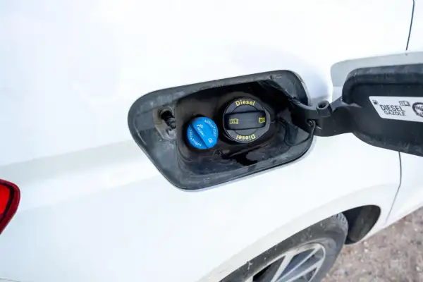 Bouchon du réservoir AdBlue sur une Citroën C3. Le réservoir AdBlue c3 combien de litre est indiqué sur le manuel du véhicule.