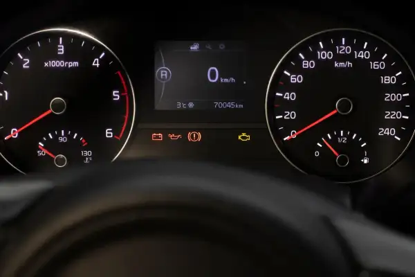 Tableau de bord d'une voiture : le 307 ne démarre pas, batterie ok. Voyants allumés : batterie, huile, frein, moteur. 70045 km.