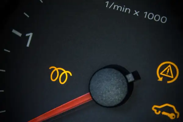 Le voyant préchauffage diesel clignote sur le tableau de bord. Il faut attendre qu'il s'éteigne avant de démarrer.