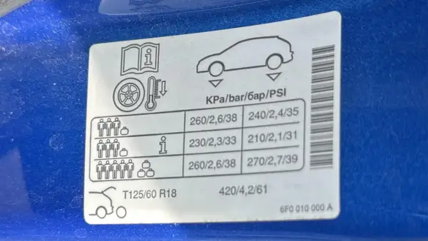 Étiquette de pression pneu polo 5. Indique les pressions recommandées pour différentes charges, en bar et PSI.