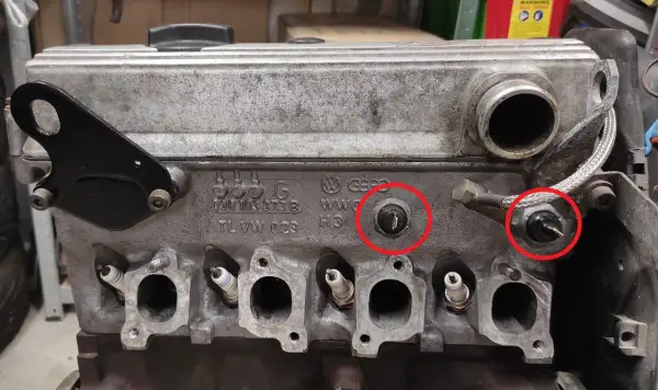 Moteur Volkswagen, deux capteurs sont encerclés. L'un d'eux est ou se trouve le capteur pression d'huile.