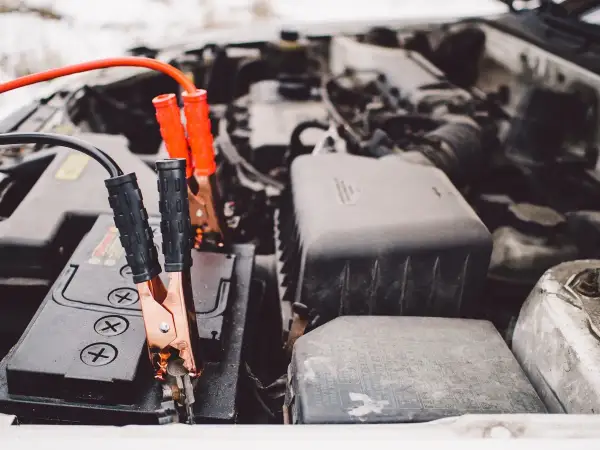 Pinces de démarrage connectées à une batterie de voiture. Une solution pour comment recharger une batterie de voiture sans rien.